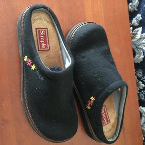 Simple Brand Women's Size 8 Black Wool Clogs